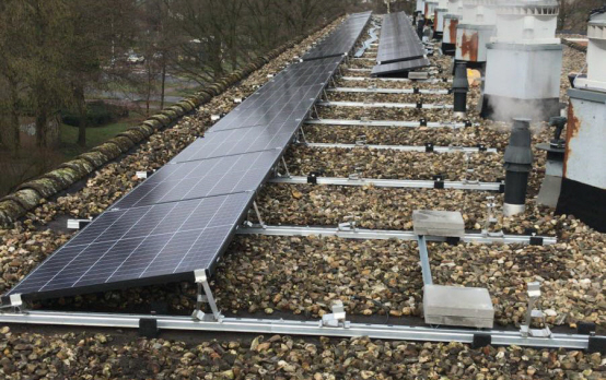 120 Jinko Solar 285wp zonnepanelen op een plat dak met van der Valk bevestigingsmateriaal in Hengelo.