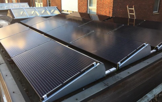 15 Trina All Black panelen met SolarEdge omvormer en optimizers op een plat dak met FlatFix Fusion bevestigingsmateriaal. 